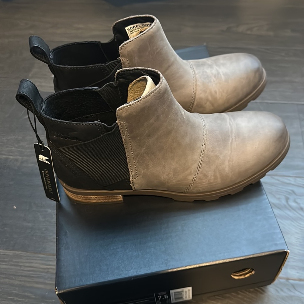 NIB- Sorel Women's Emelie Lug Sole Chelsea Booties 7.5